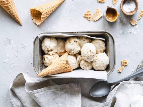 2 طرز تهیه دسر بستنی کاراملی کافی شاپی با دستگاه و بدون دستگاه