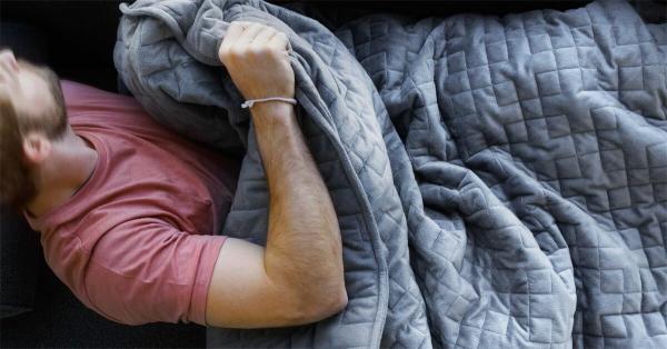 پتو های سنگین به ترشح ملاتونین و افزایش بهبود خواب کمک می پتو های سنگین به ترشح ملاتونین و افزایش بهبود خواب کمک می کنند